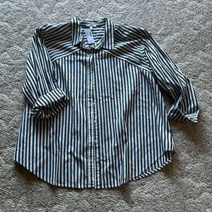 Maurice’s top 2x oversized. NEW grey and white stripped.